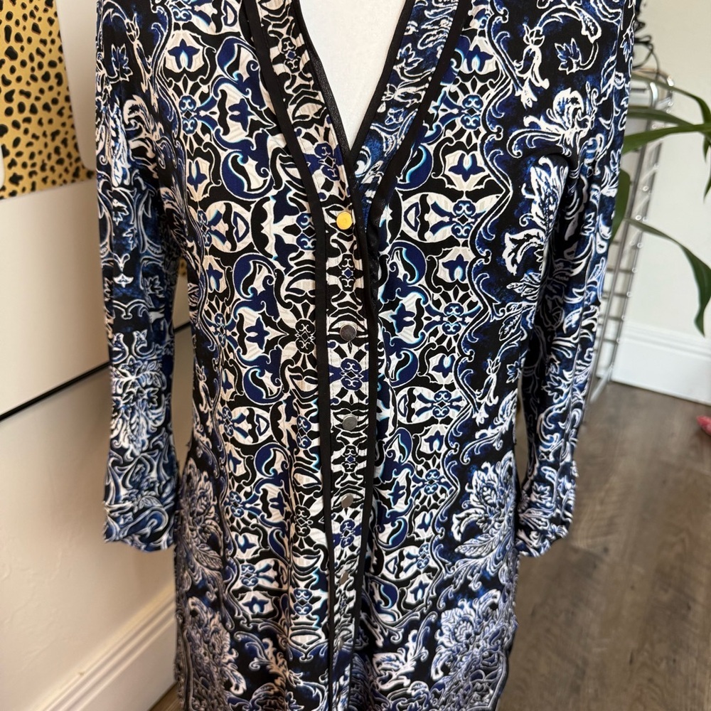 White House Black Market Blue/White Printed Blouse – Size XS - Picture 2 of 8